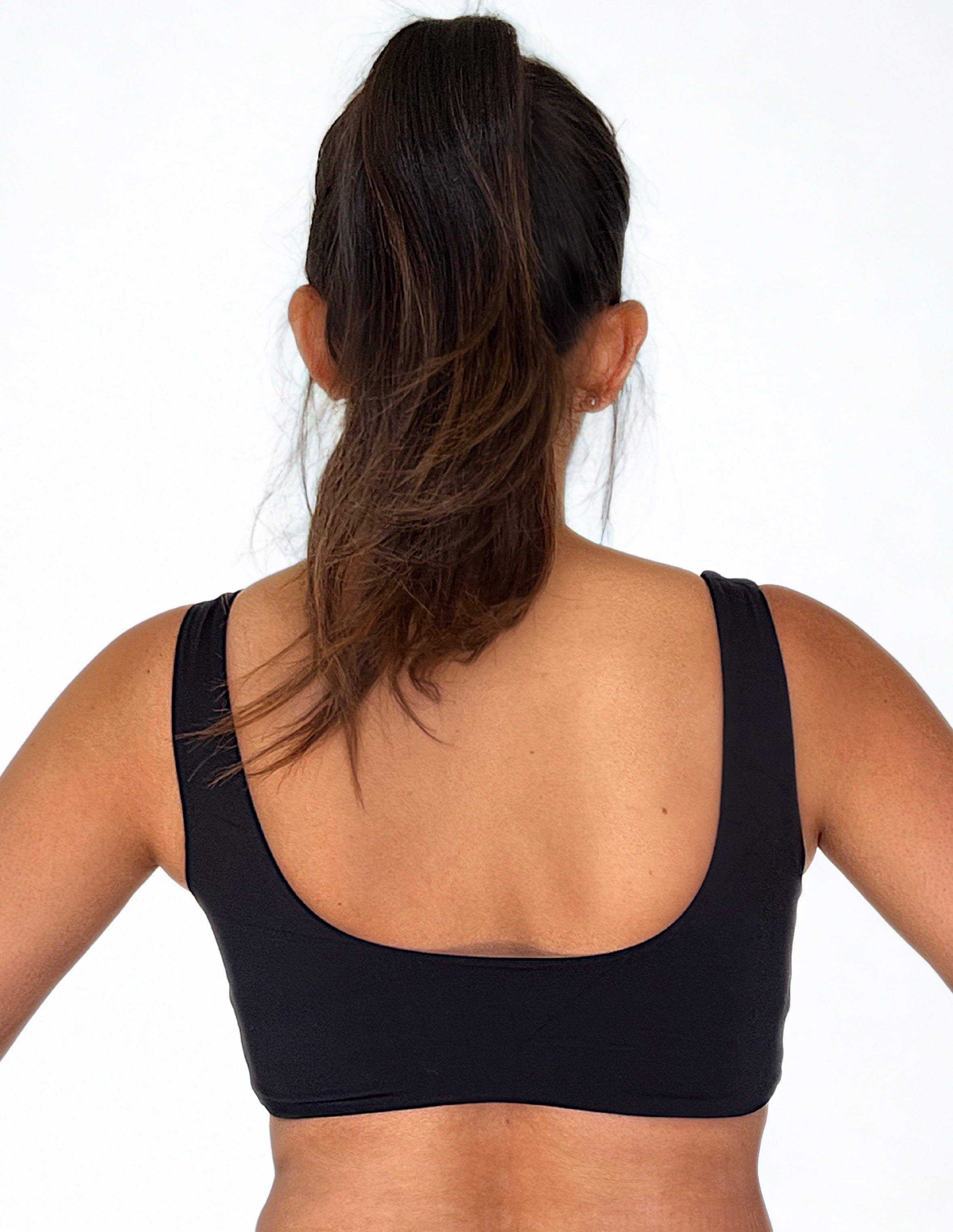 top deportivo negro para mujer con soporte medio, ideal para gimnasio