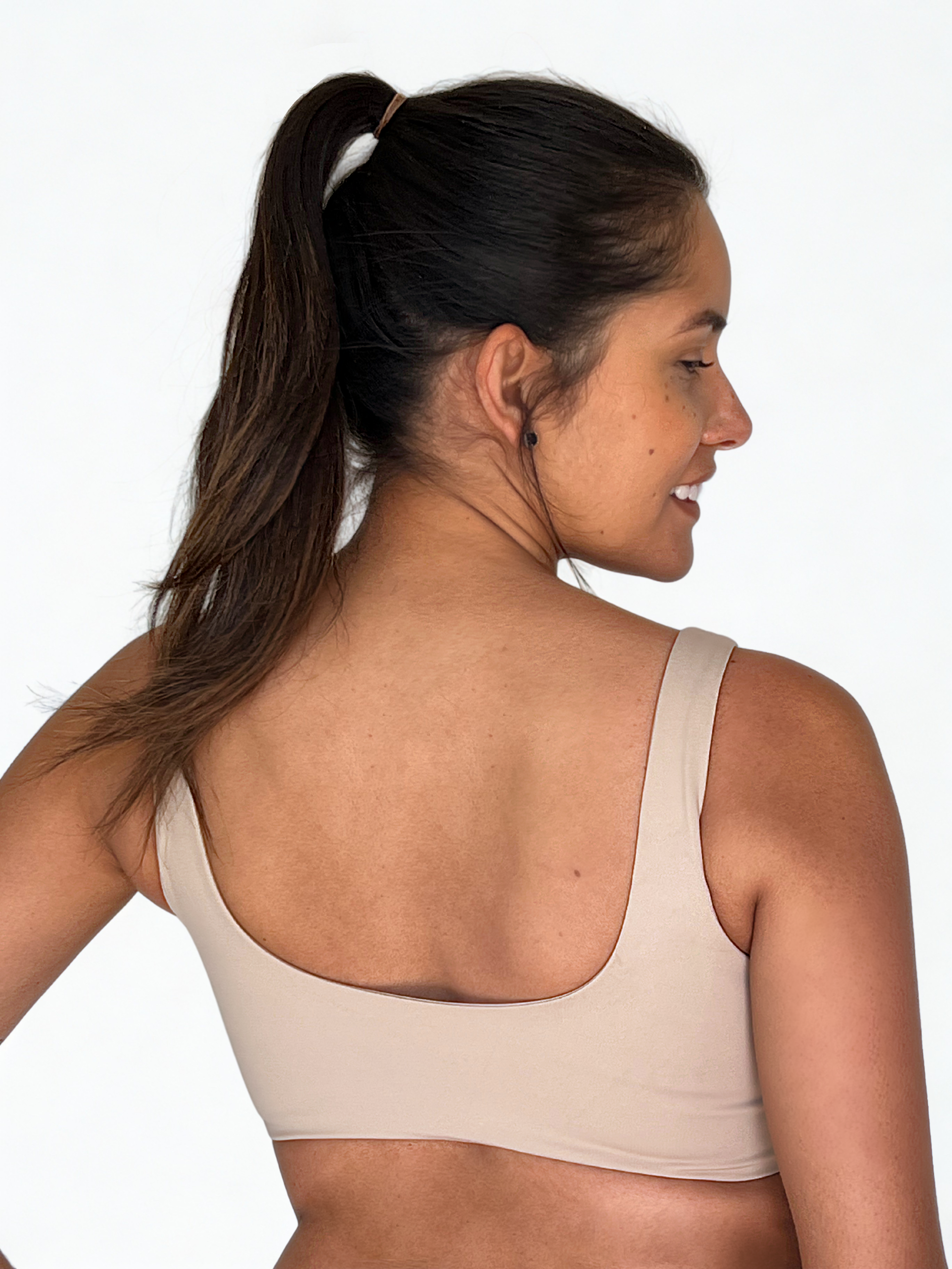 top deportivo negro para mujer con soporte medio, ideal para gimnasio