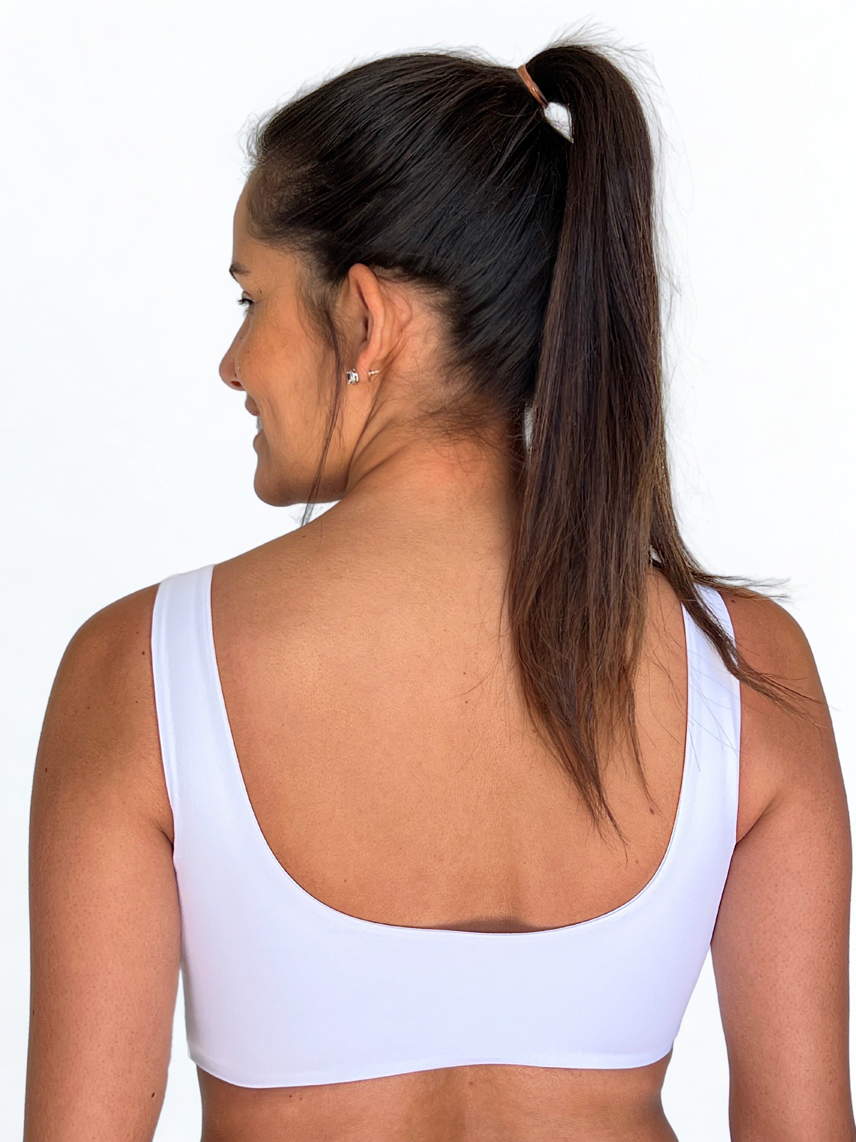 top deportivo blanco para mujer con soporte medio, ideal para gimnasio