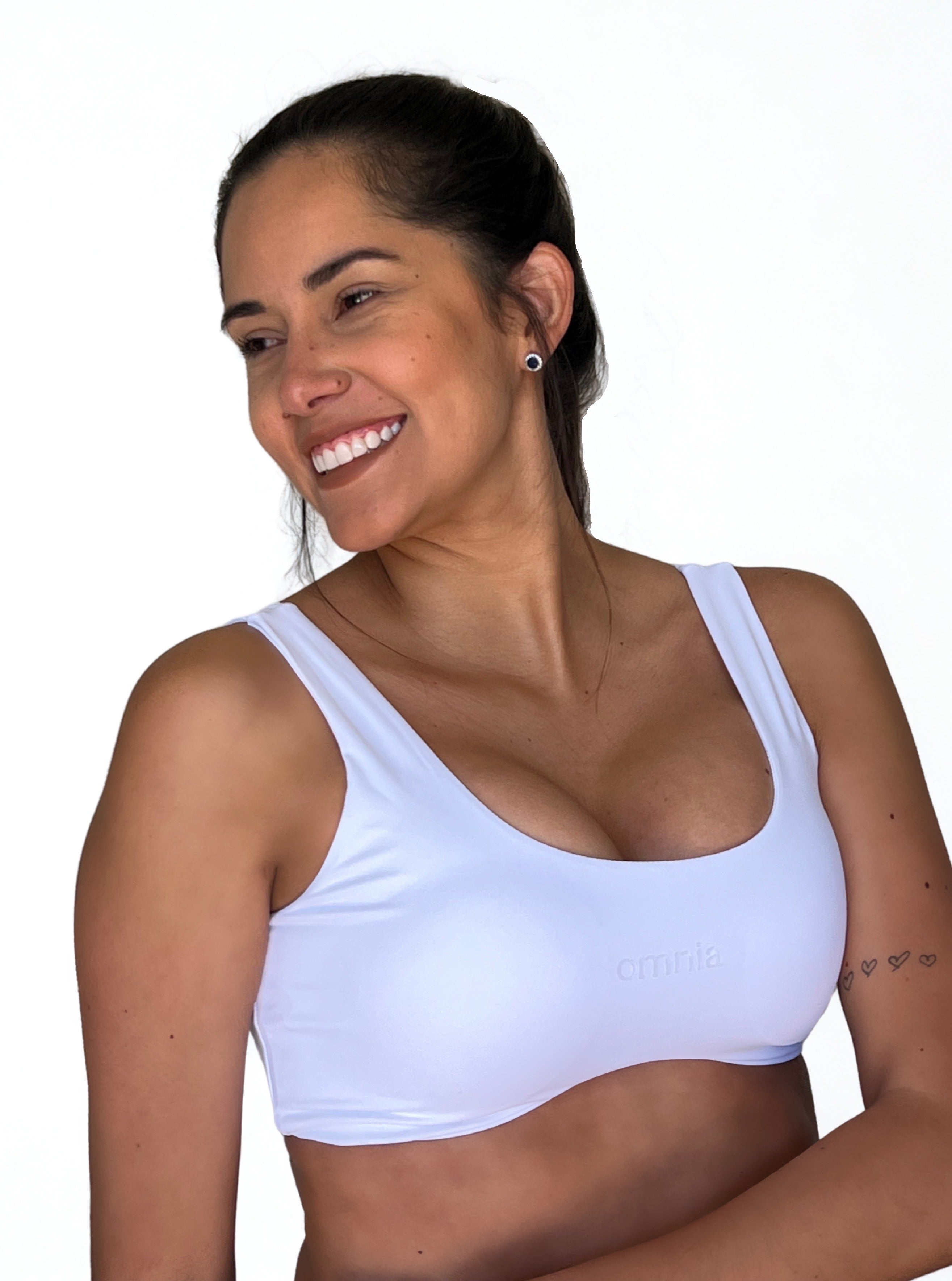 top deportivo blanco para mujer con soporte medio, ideal para gimnasio