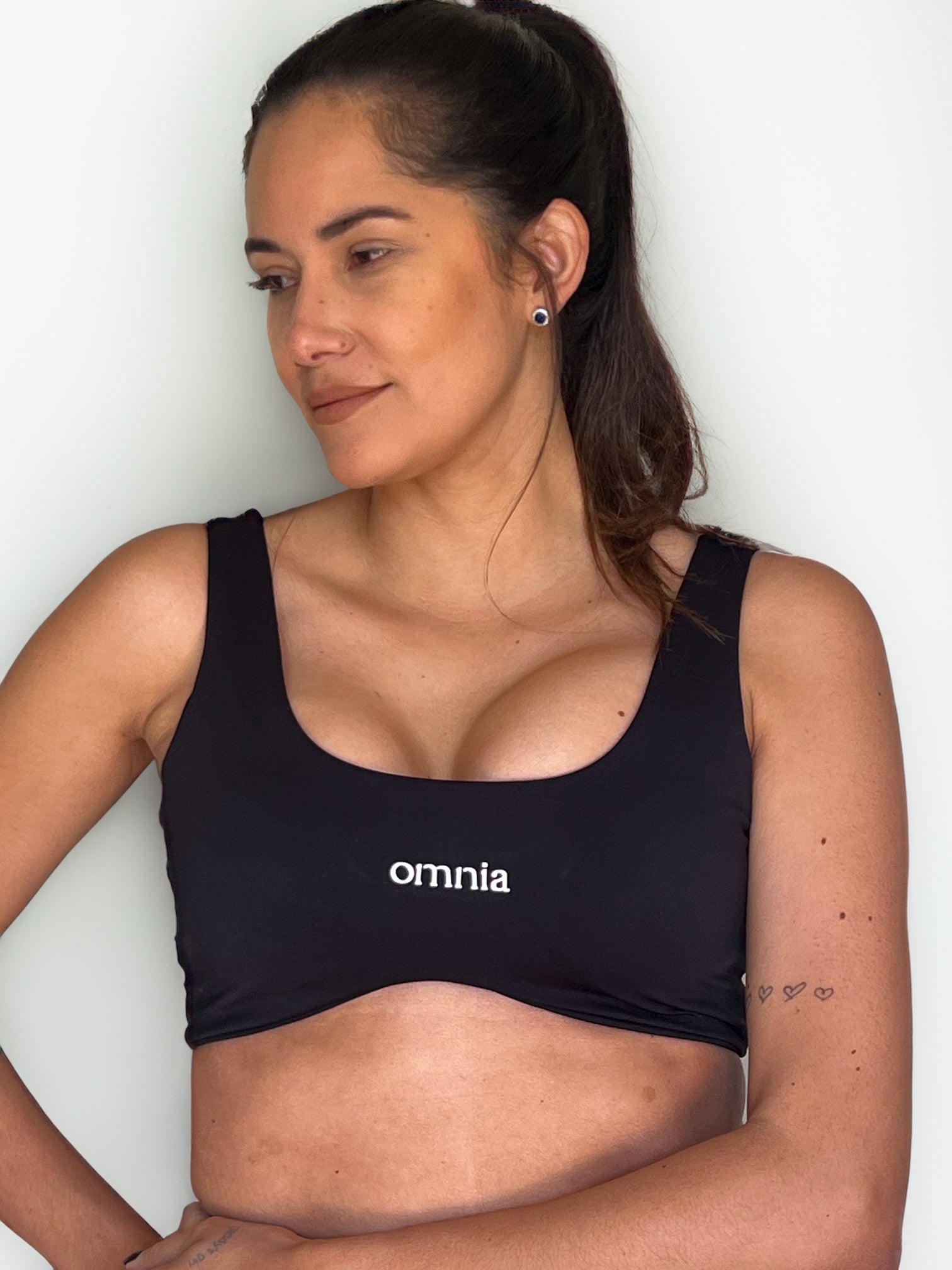 top deportivo negro para mujer con soporte medio, ideal para gimnasio