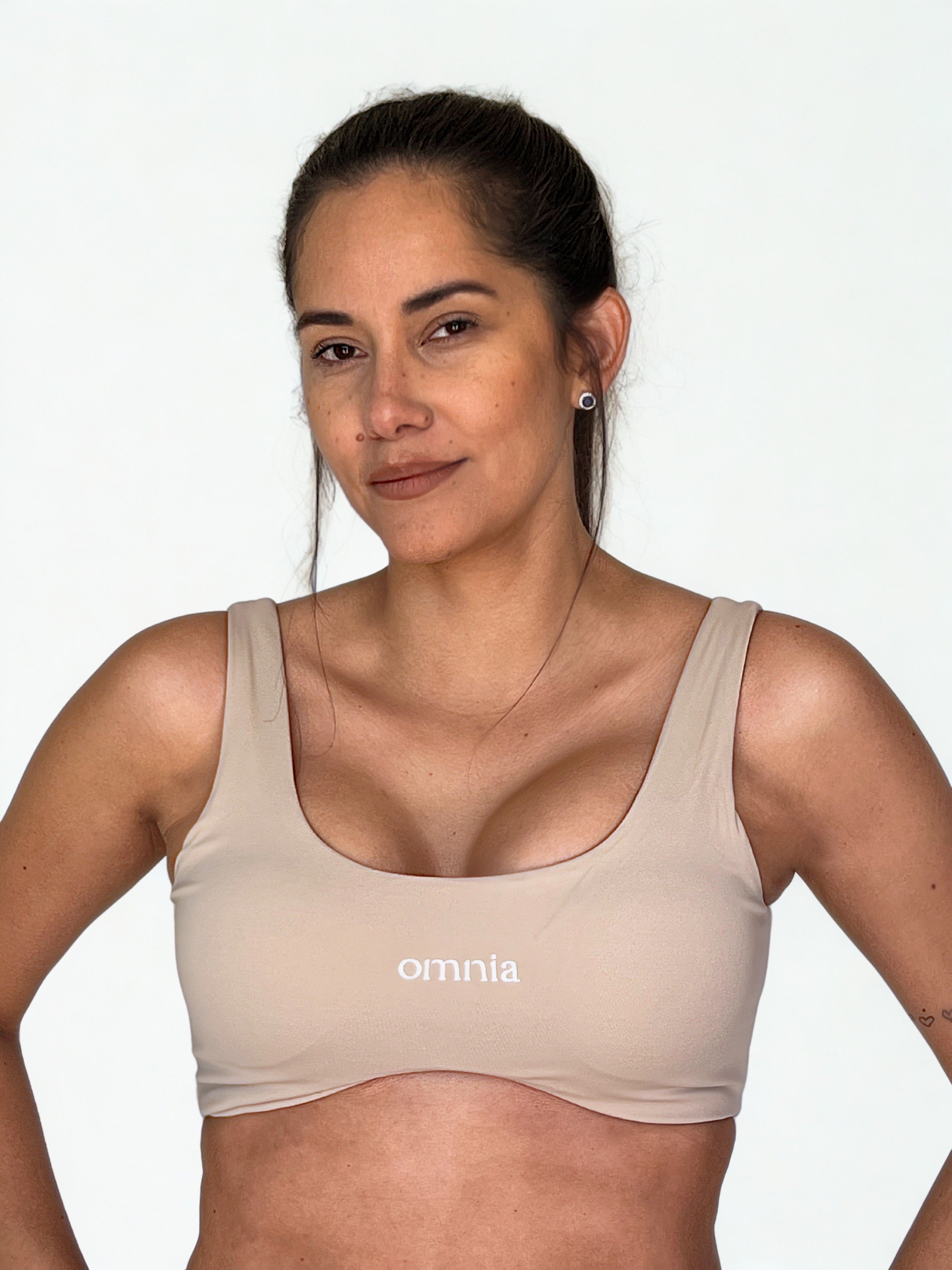 top deportivo negro para mujer con soporte medio, ideal para gimnasio