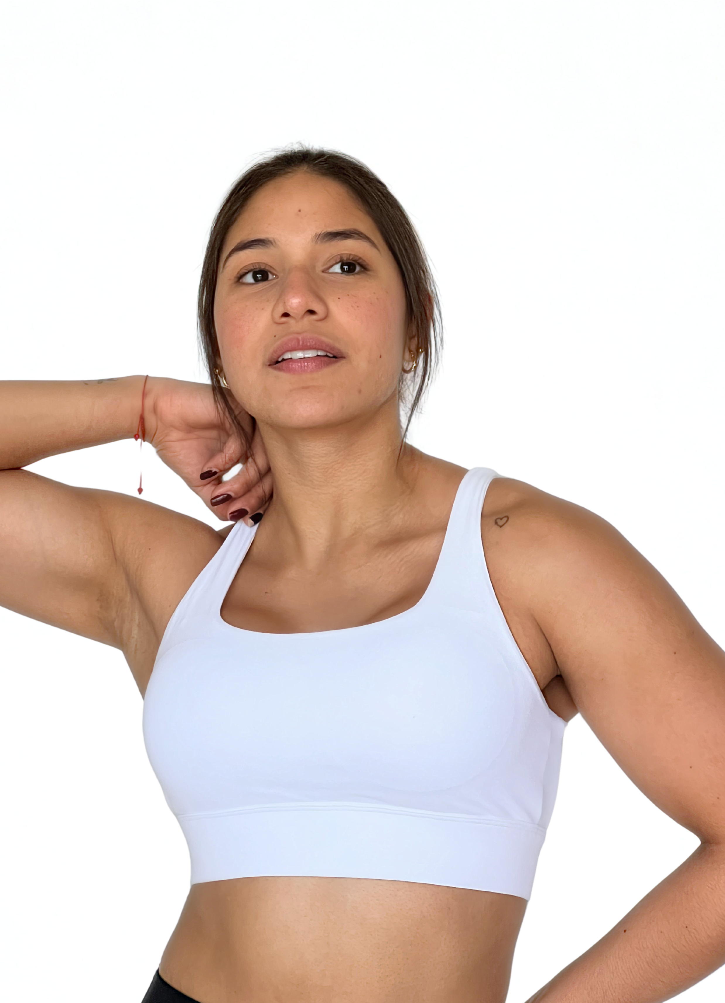 top deportivo blanco para mujer con soporte alto, ideal para entrenamiento intenso y crossfit