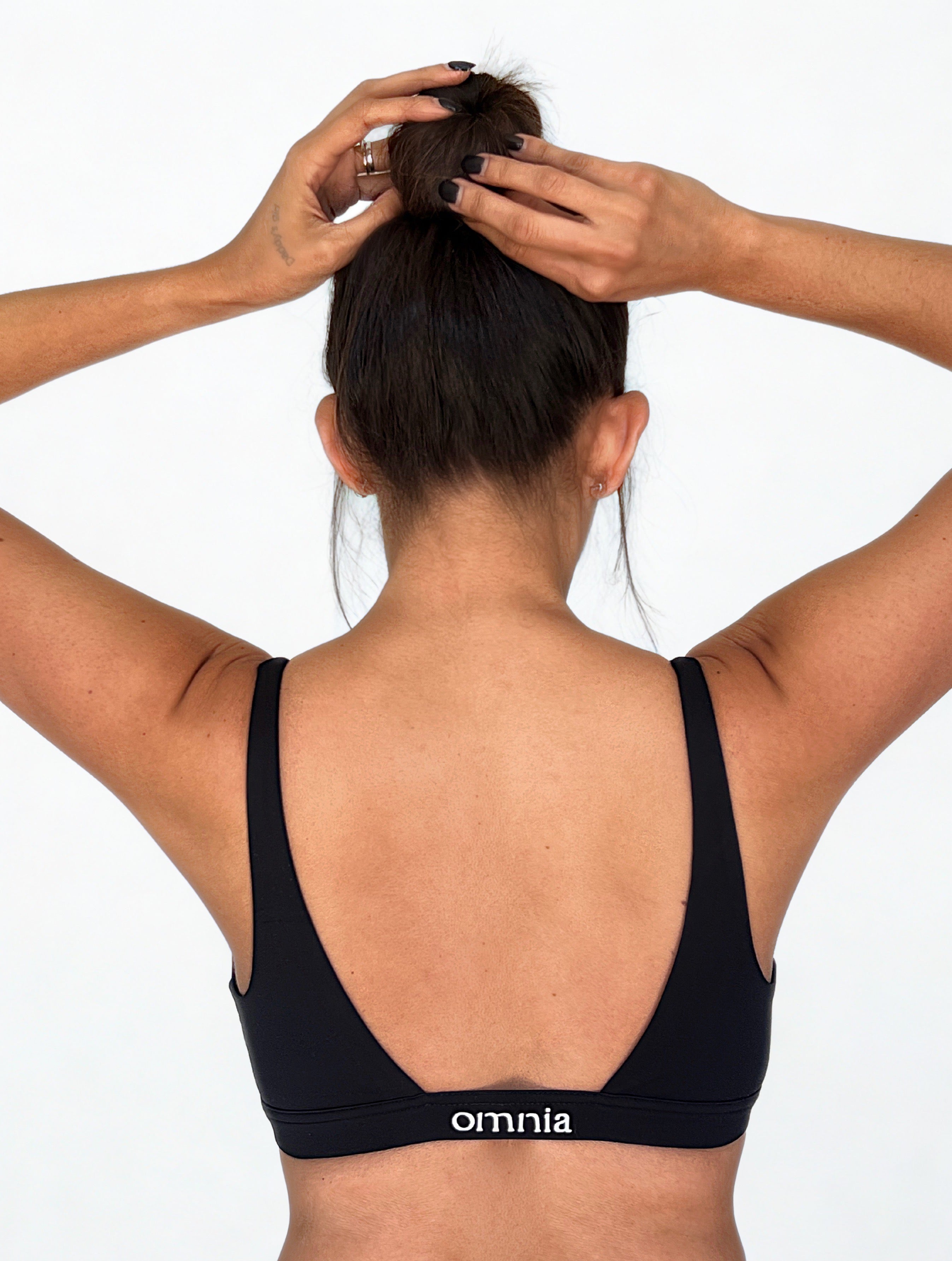 top deportivo negro para mujer con soporte medio, ideal para gimnasio