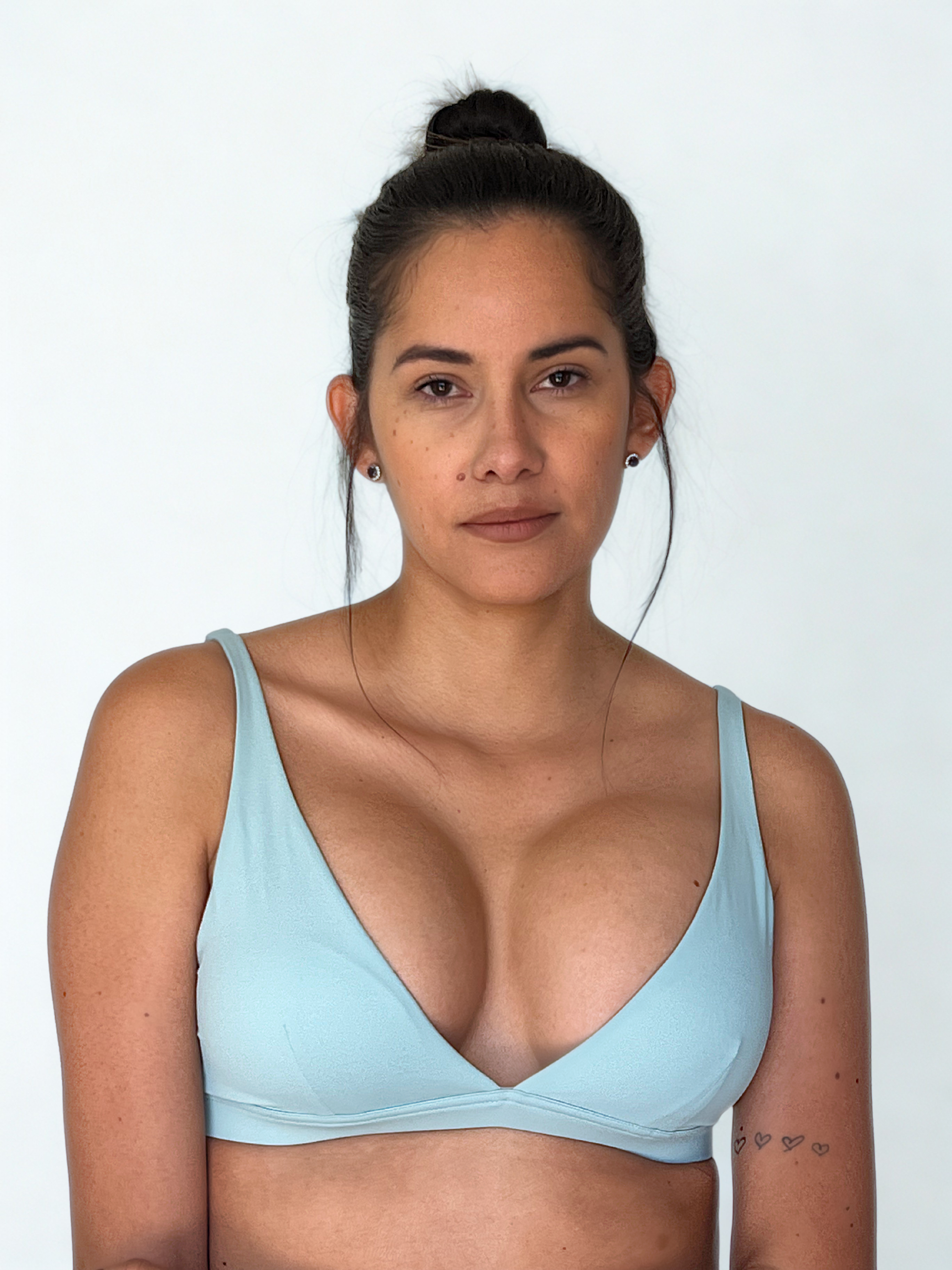 top deportivo verde menta para mujer con soporte medio, ideal para gimnasio