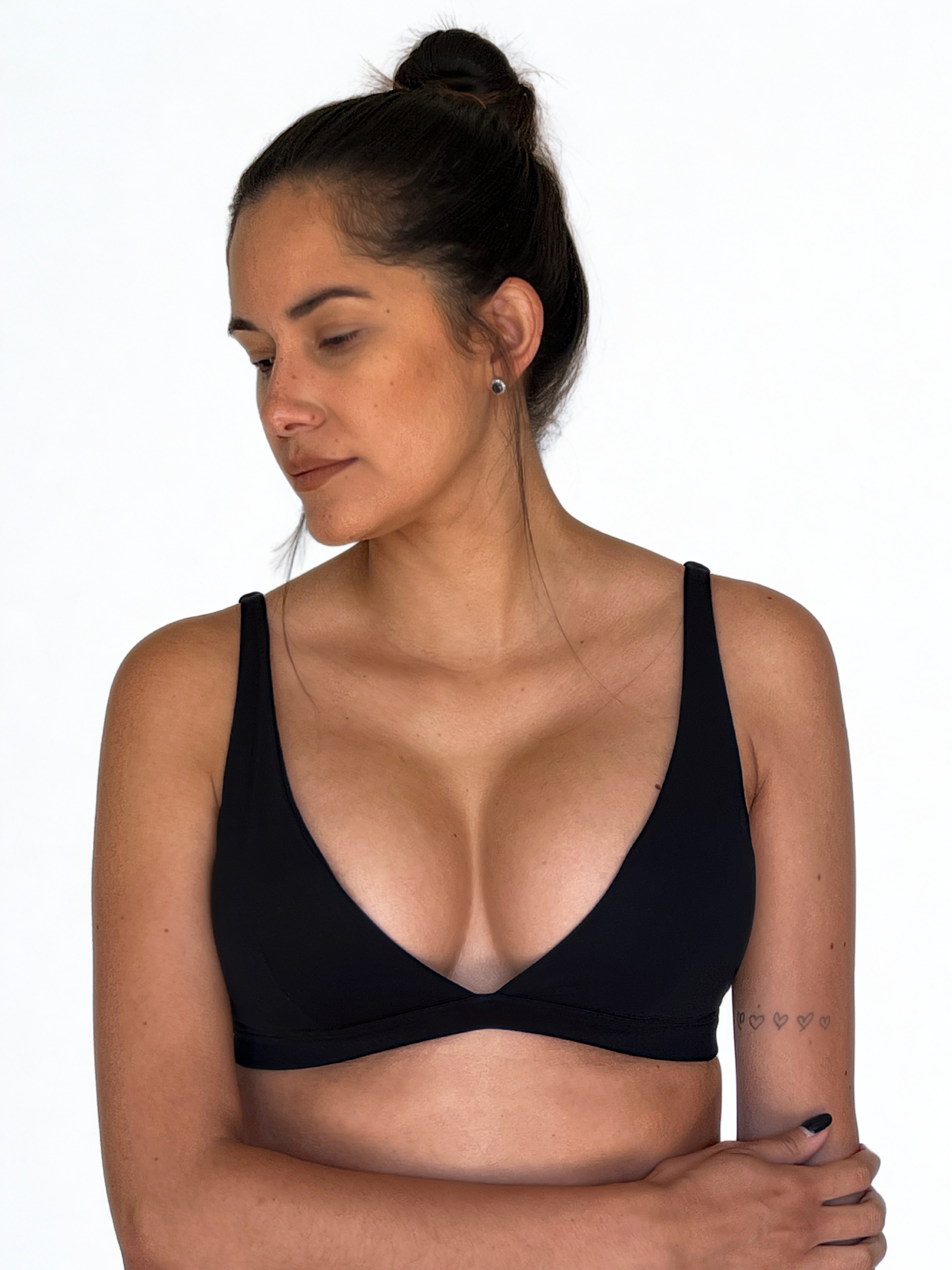 top deportivo negro para mujer con soporte medio, ideal para gimnasio