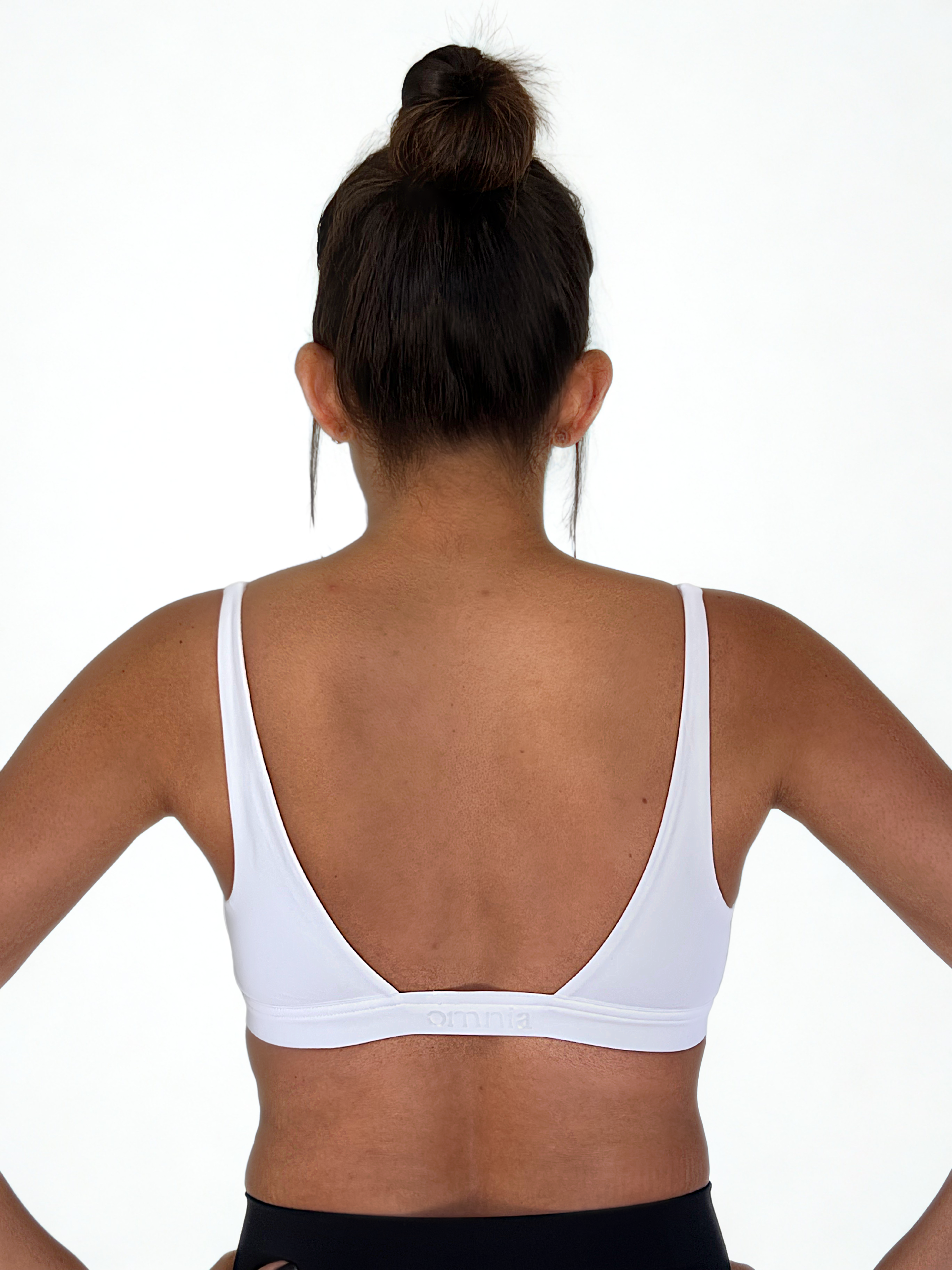 top deportivo blanco para mujer con soporte medio, ideal para gimnasio