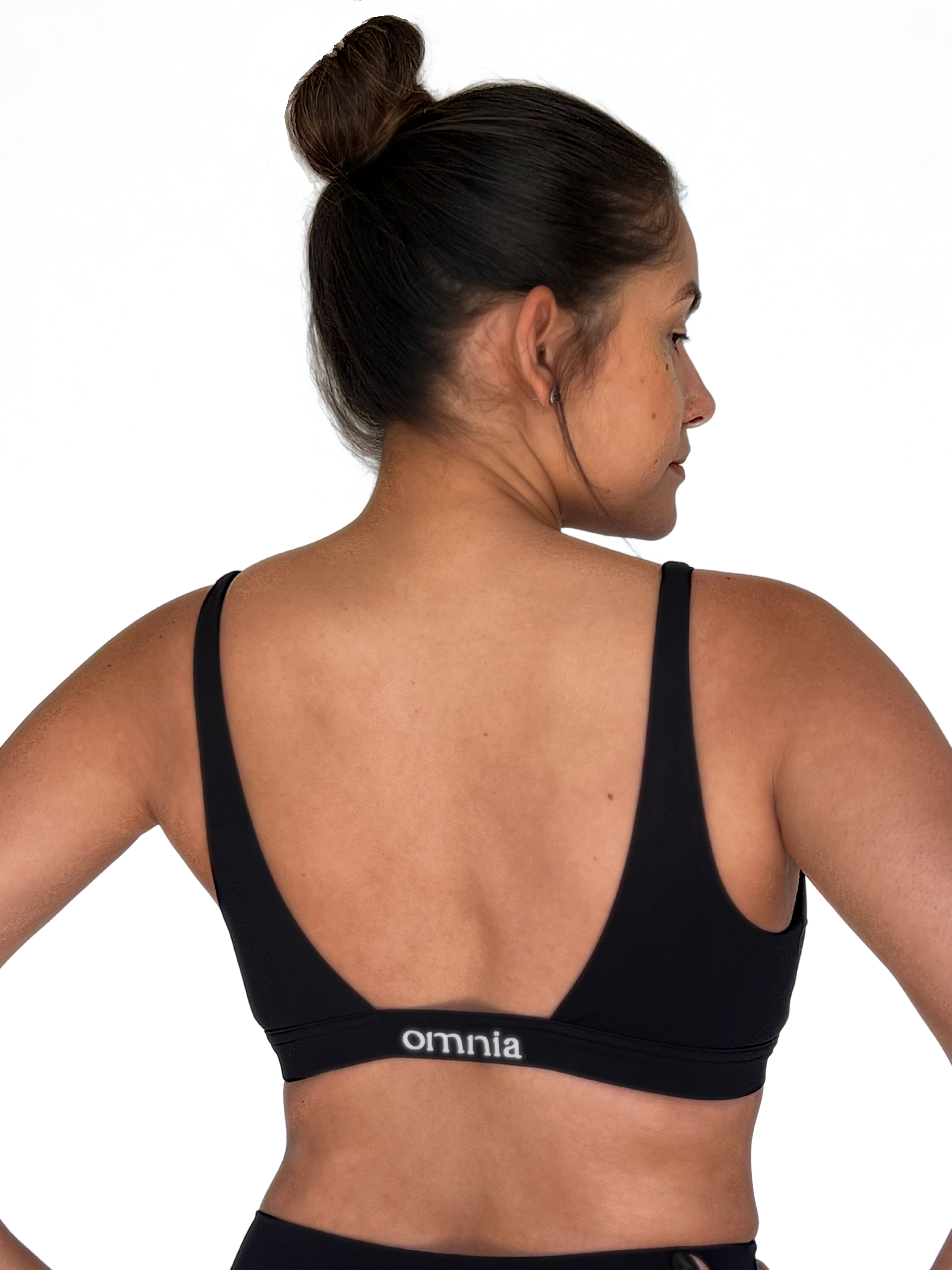 top deportivo negro para mujer con soporte medio, ideal para gimnasio