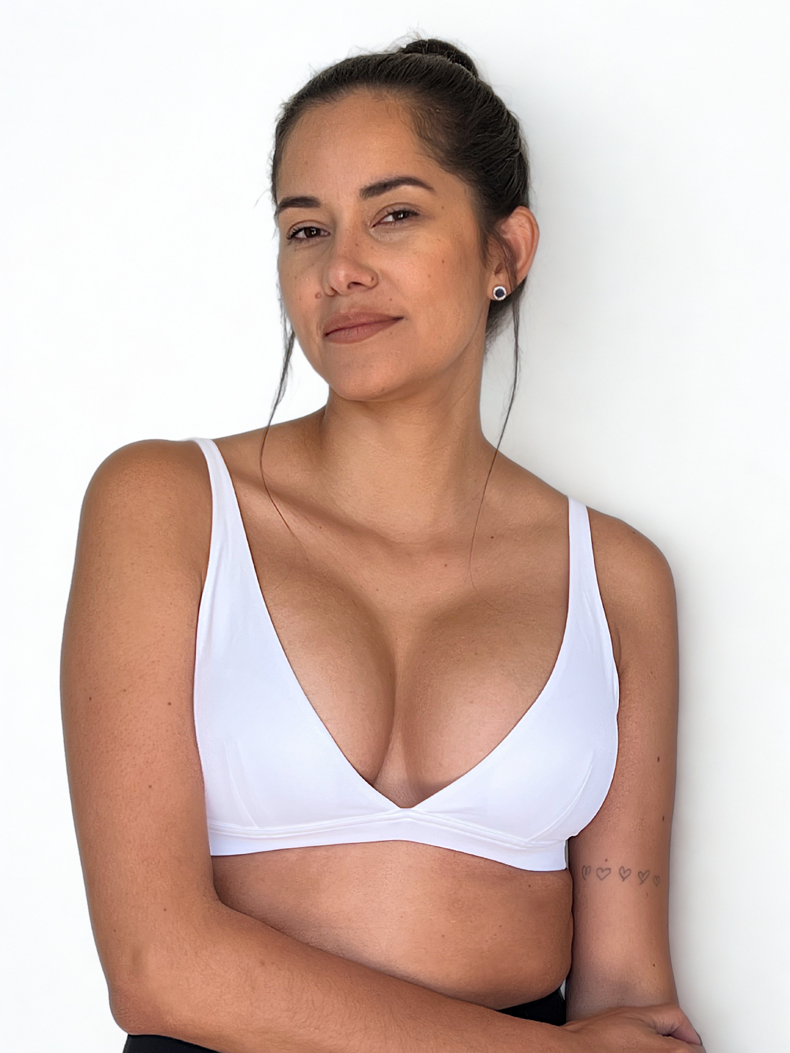 top deportivo blanco para mujer con soporte medio, ideal para gimnasio