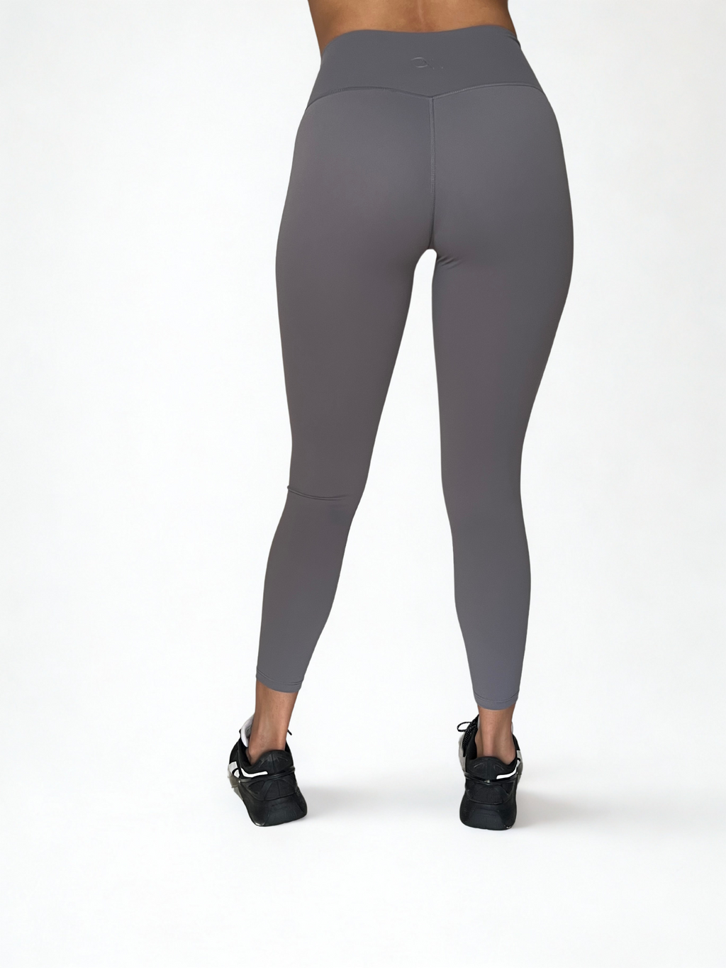 calza deportiva gris para mujer con control de abdomen, ideal para entrenamiento