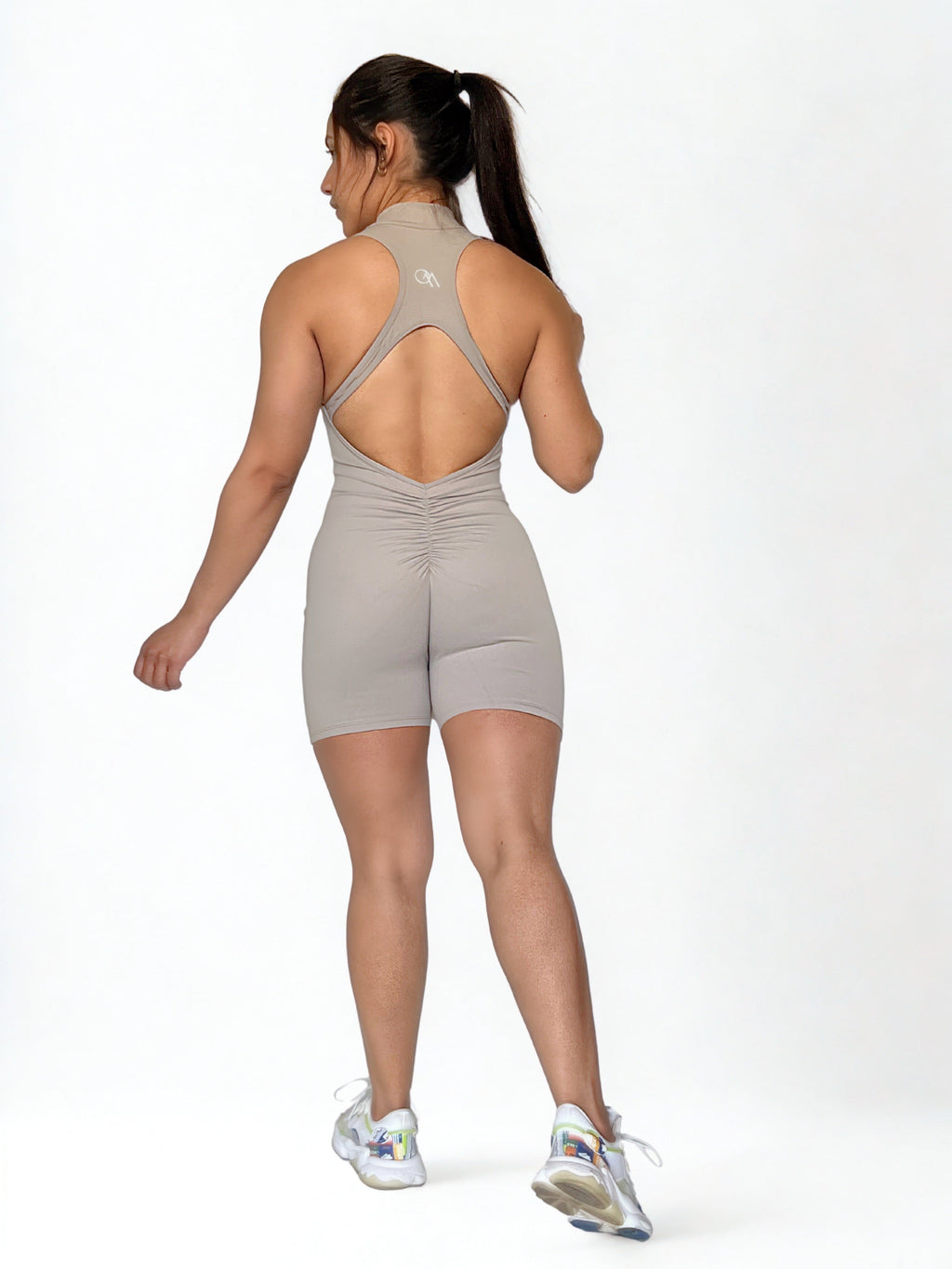 enterizo deportivo beige para mujer, ideal para yoga o pilates