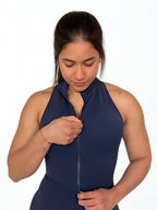 enterizo deportivo azul marino para mujer con efecto scrunch, ideal para yoga o pilates