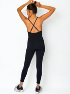enterizo deportivo negro para mujer con espalda cruzada, ideal para yoga o pilates