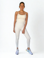 enterizo deportivo blanco para mujer con espalda cruzada, ideal para yoga o pilates