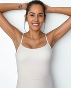 enterizo deportivo blanco para mujer con espalda cruzada, ideal para yoga o pilates
