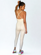 enterizo deportivo blanco para mujer con espalda cruzada, ideal para yoga o pilates
