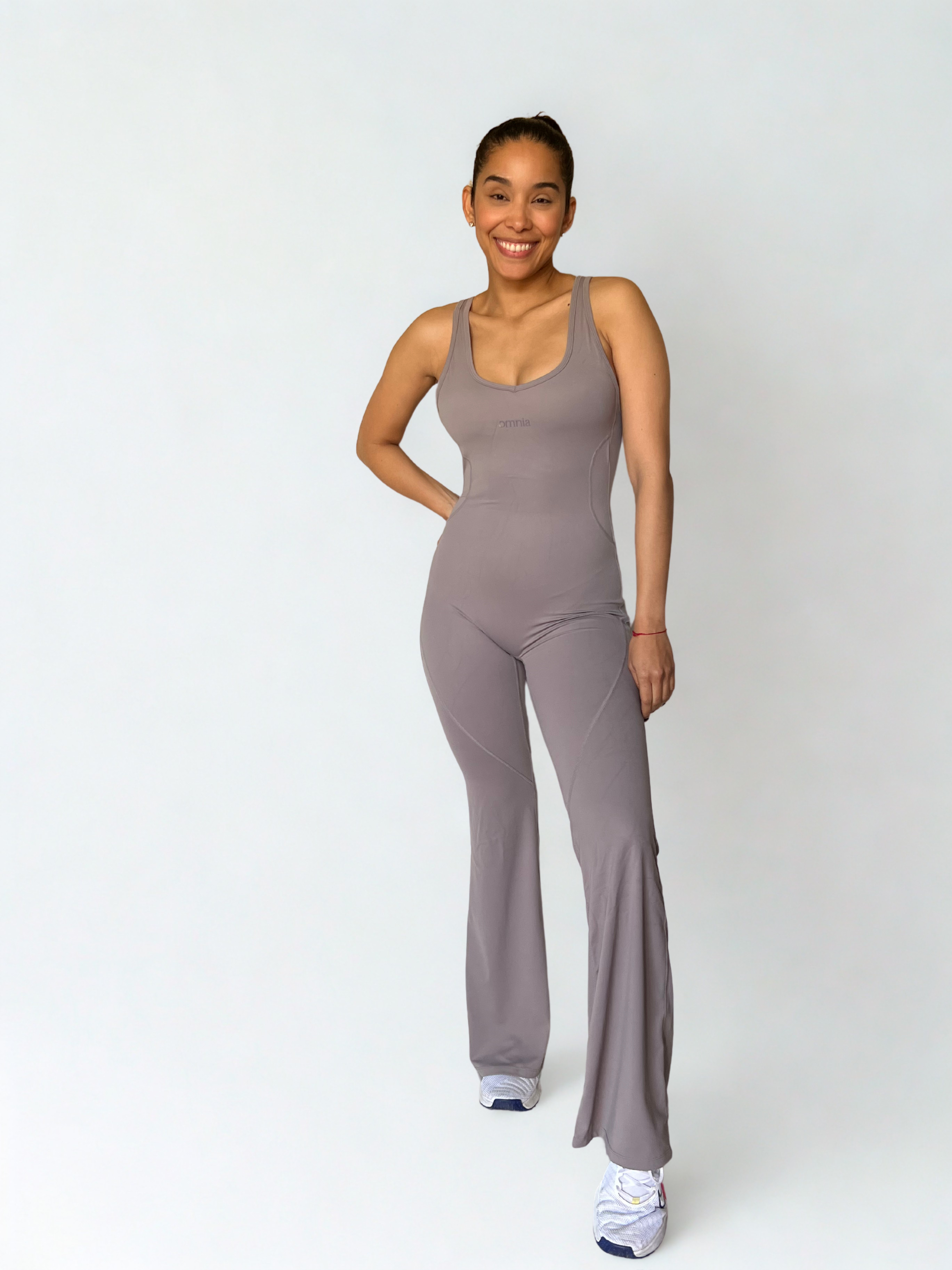 enterizo deportivo beige para mujer, ideal para yoga o pilates