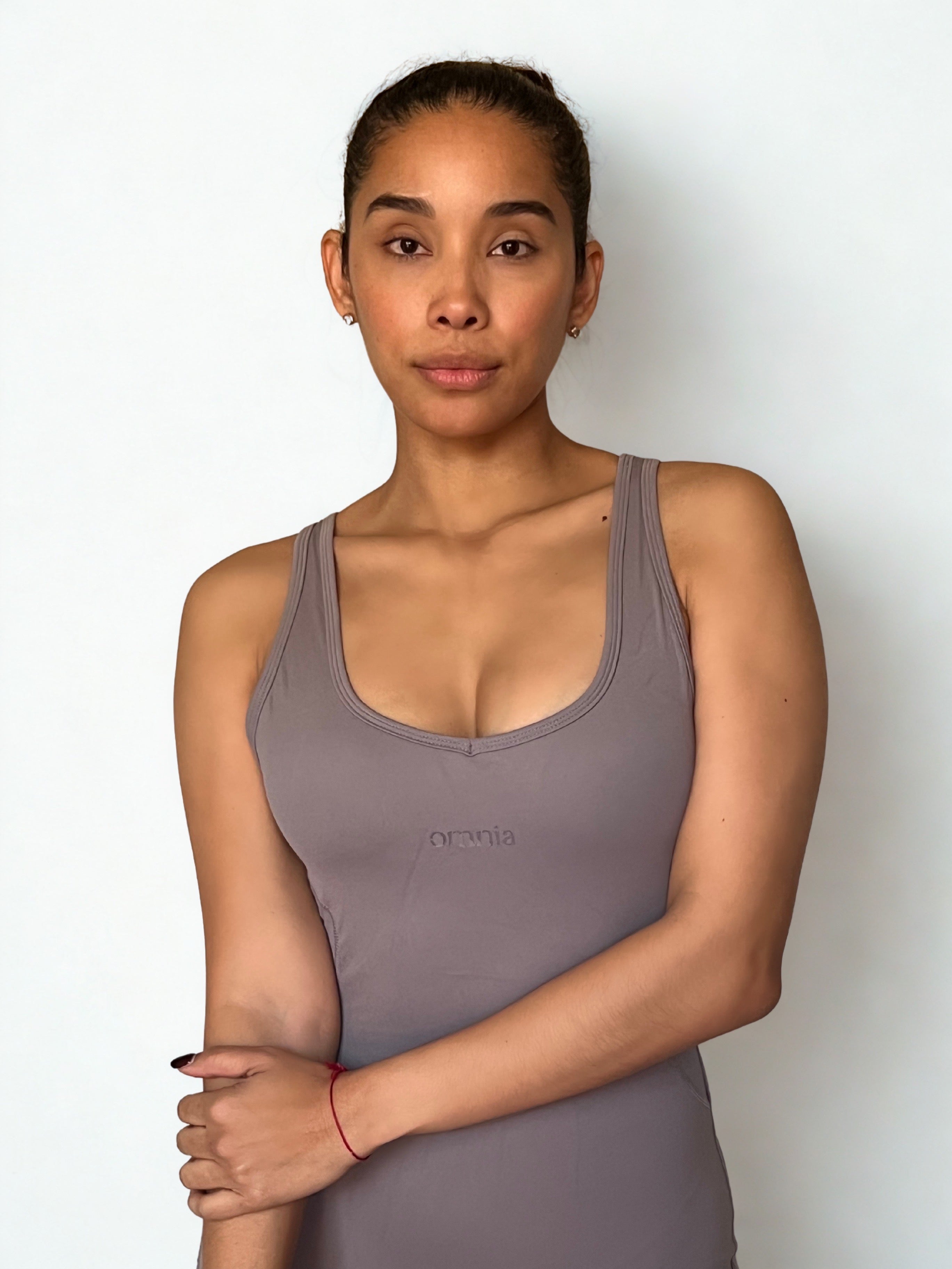 enterizo deportivo beige para mujer, ideal para yoga o pilates