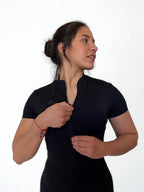 enterizo deportivo negro para mujer con espalda cruzada, ideal para yoga o pilates