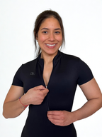 enterizo deportivo negro para mujer con espalda cruzada, ideal para yoga o pilates