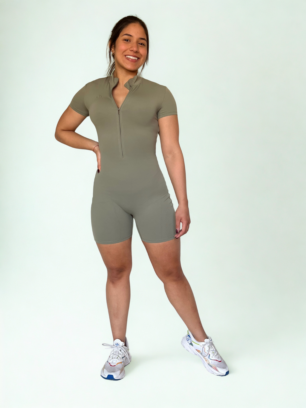 enterizo deportivo verde oliva para mujer con espalda cruzada, ideal para yoga o pilates