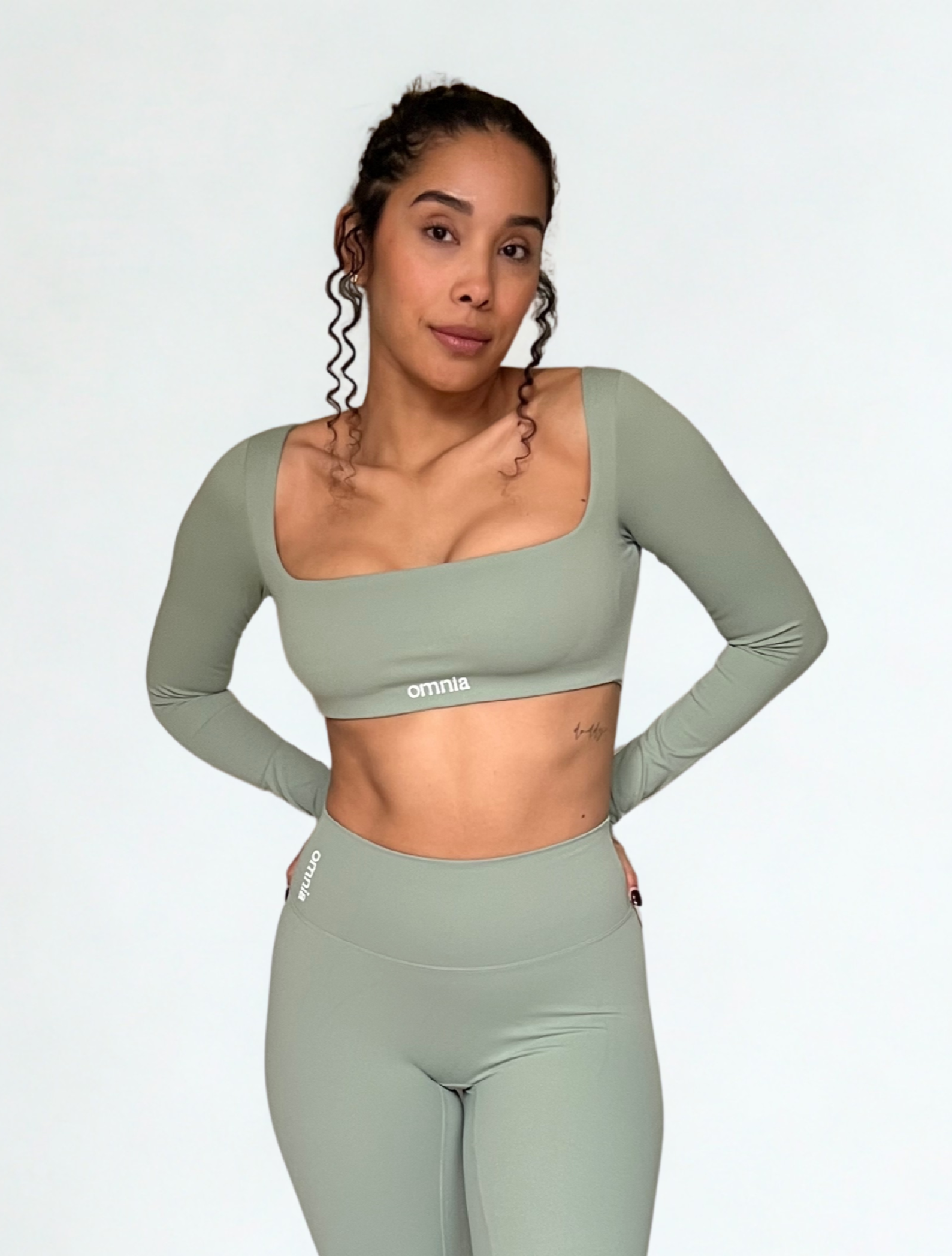 top deportivo verde pistacho para mujer con soporte medio, ideal para entrenamiento intenso y crossfit