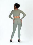 top deportivo verde pistacho para mujer con soporte medio, ideal para entrenamiento intenso y crossfit