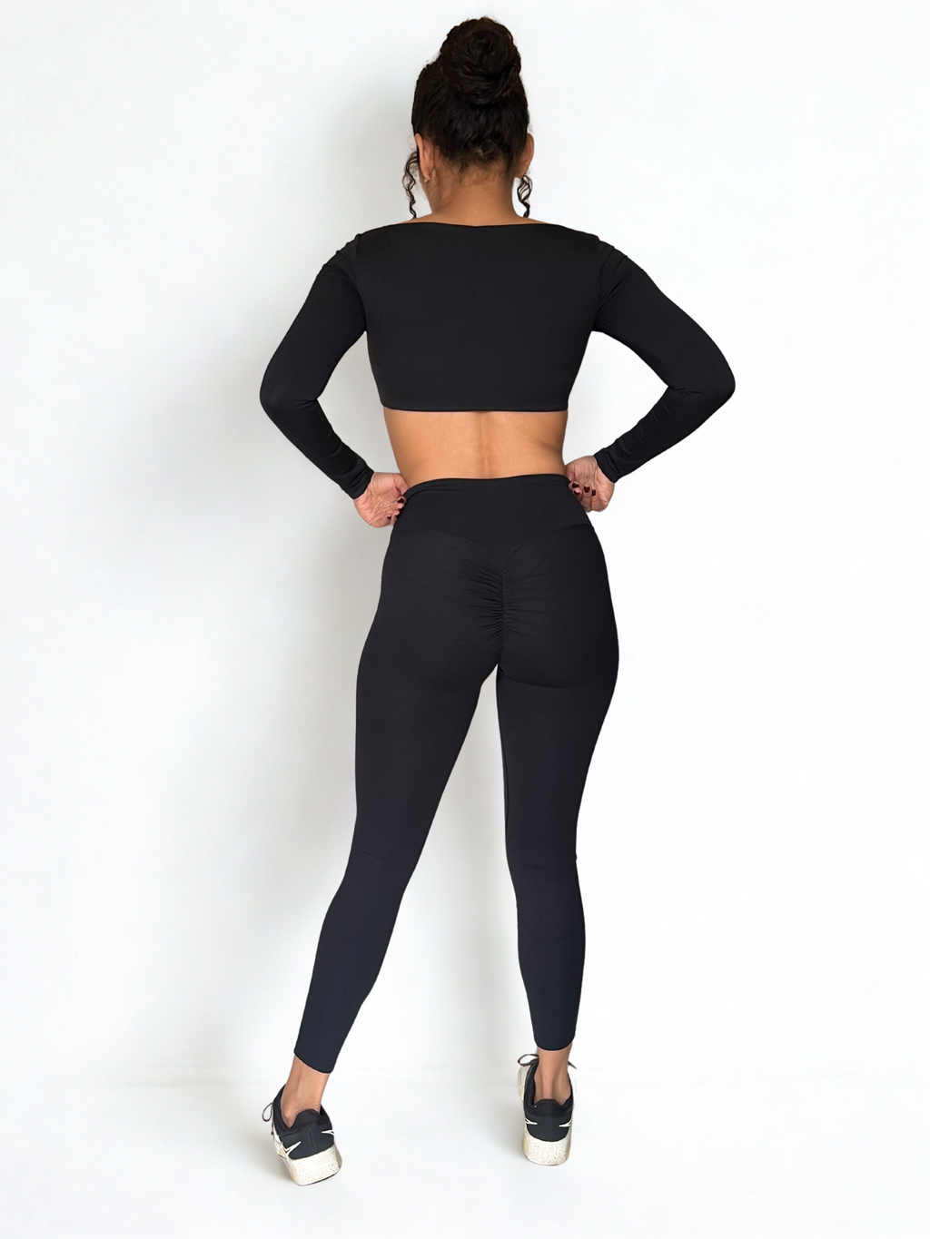 calza deportiva negra para mujer con control de abdomen, ideal para entrenamiento