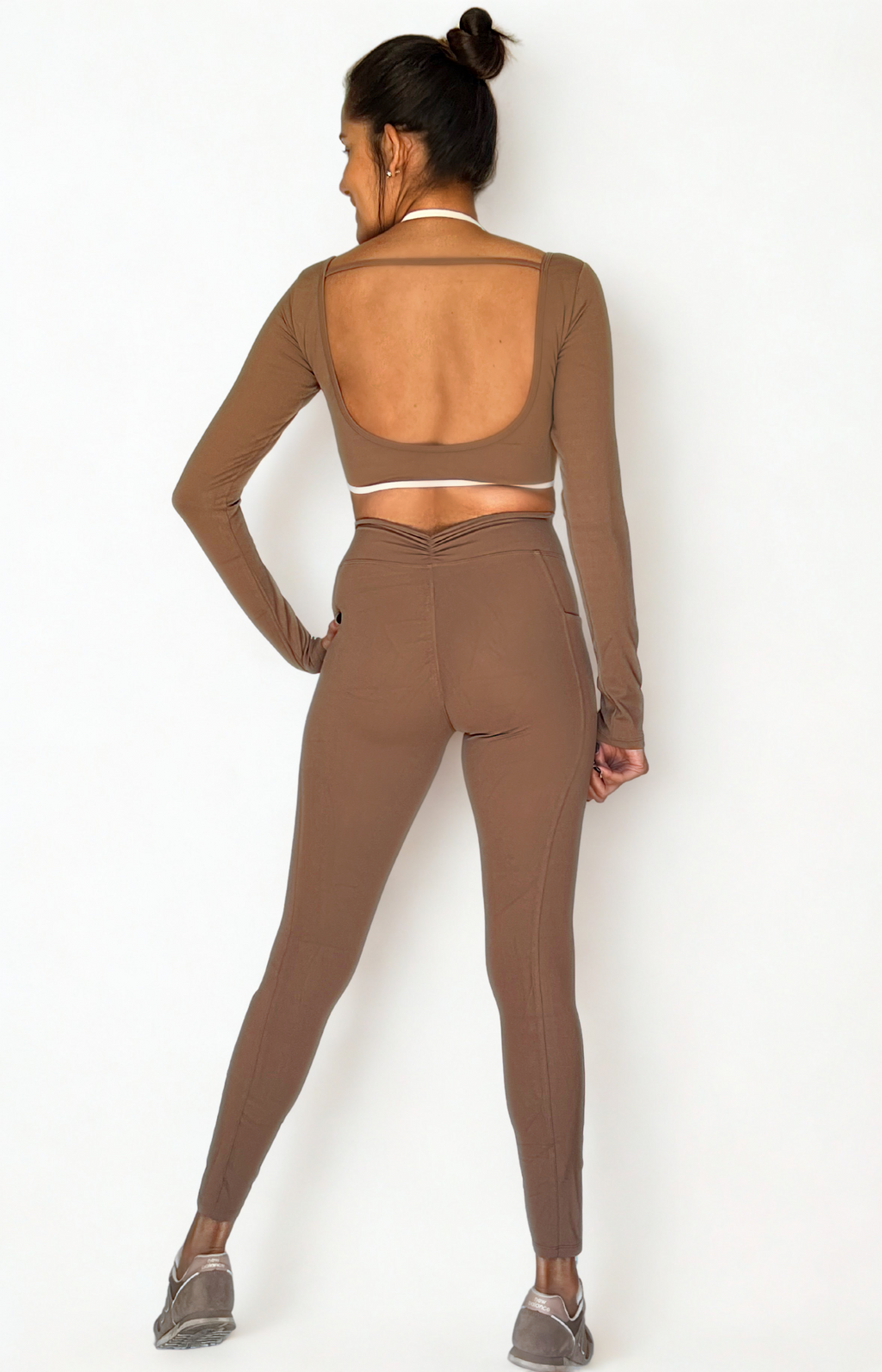 calza deportiva cafe para mujer con control de abdomen, ideal para entrenamiento