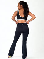 calza deportiva negra para mujer estilo bota ancha con control de abdomen y efecto scrunch, ideal para yoga o pilates