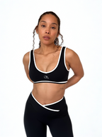 top deportivo negro para mujer con soporte medio, ideal para gimnasio