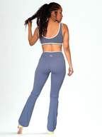 calza deportiva azul para mujer estilo bota ancha con control de abdomen y efecto scrunch, ideal para yoga o pilates