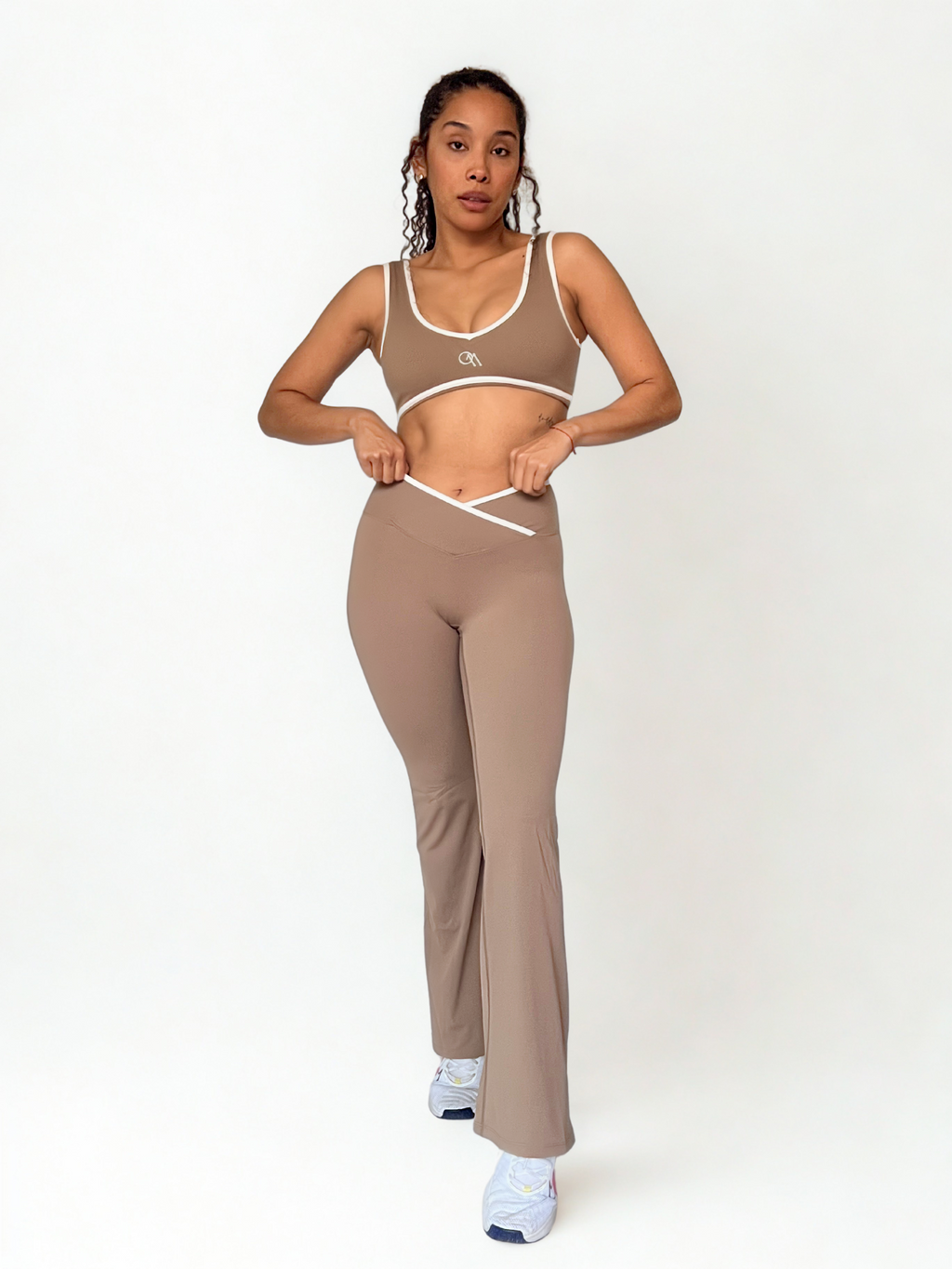 calza deportiva arena para mujer estilo bota ancha con control de abdomen y efecto scrunch, ideal para yoga o pilates