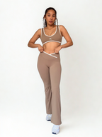 calza deportiva arena para mujer estilo bota ancha con control de abdomen y efecto scrunch, ideal para yoga o pilates
