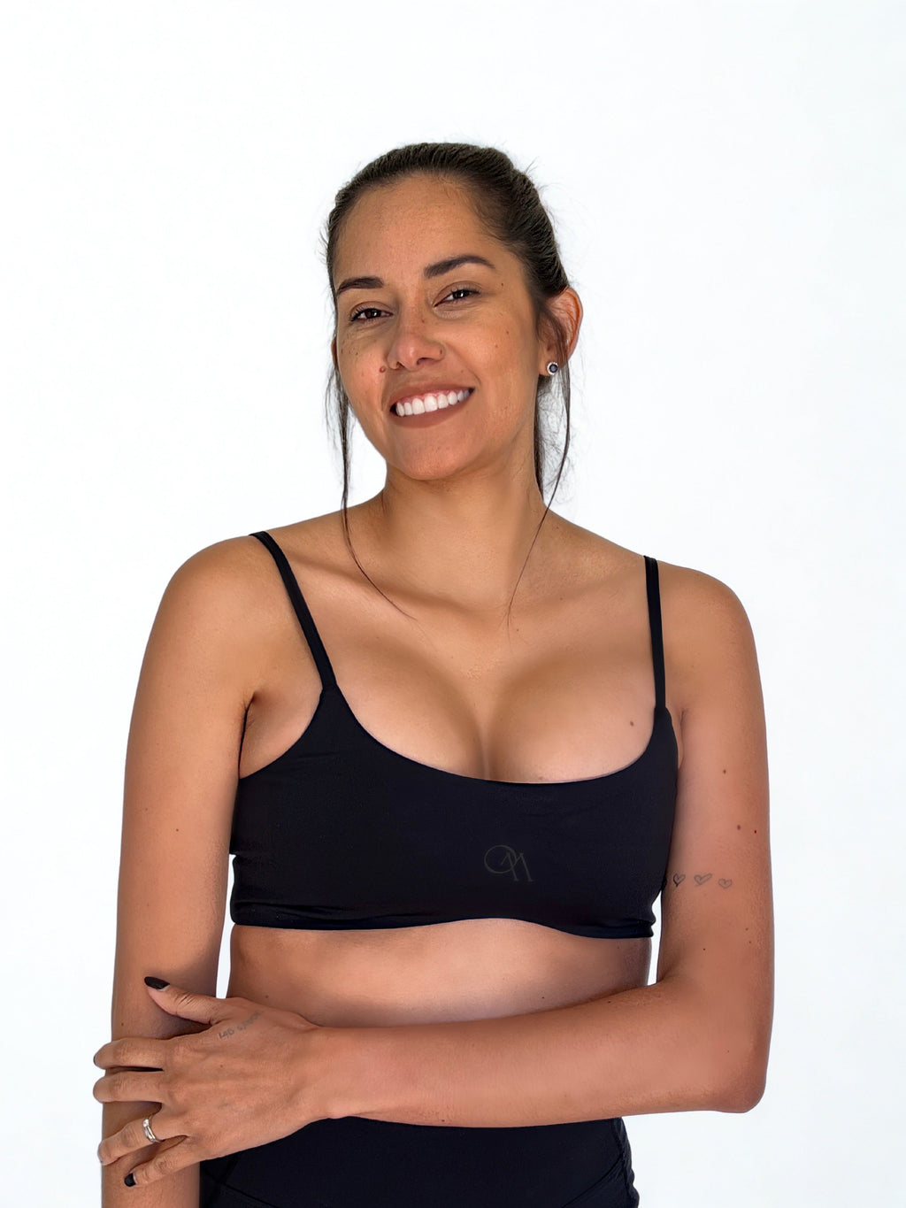 top deportivo negro para mujer con soporte medio, ideal para gimnasio