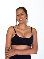 top deportivo negro para mujer con soporte medio, ideal para gimnasio