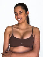 top deportivo cafe para mujer con soporte medio, ideal para gimnasio