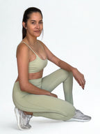 calza deportiva verde pistacho para mujer con control de abdomen, ideal para entrenamiento