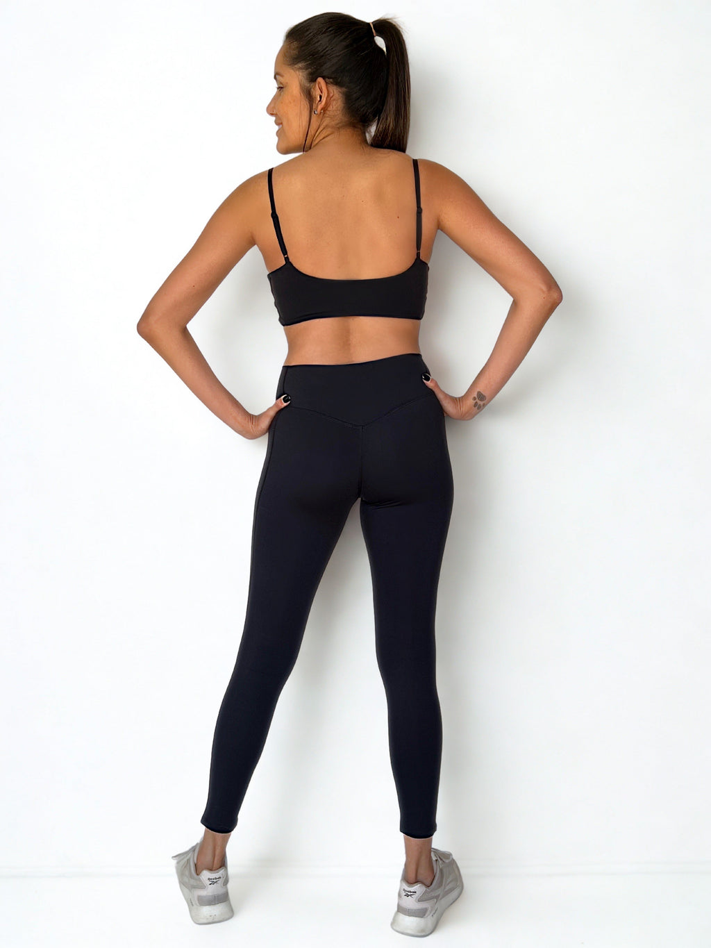 calza deportiva negro para mujer con control de abdomen, ideal para entrenamiento