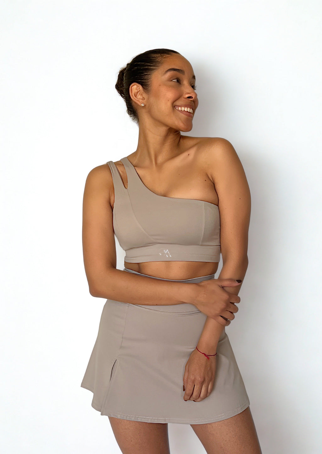 crop top deportivo cafe para mujer de mangas largas estilo oversize, ideal para entrenamiento