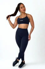 top deportivo azul marino para mujer con soporte medio, ideal para yoga y pilates