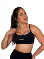 top deportivo negro para mujer con soporte medio, ideal para gimnasio