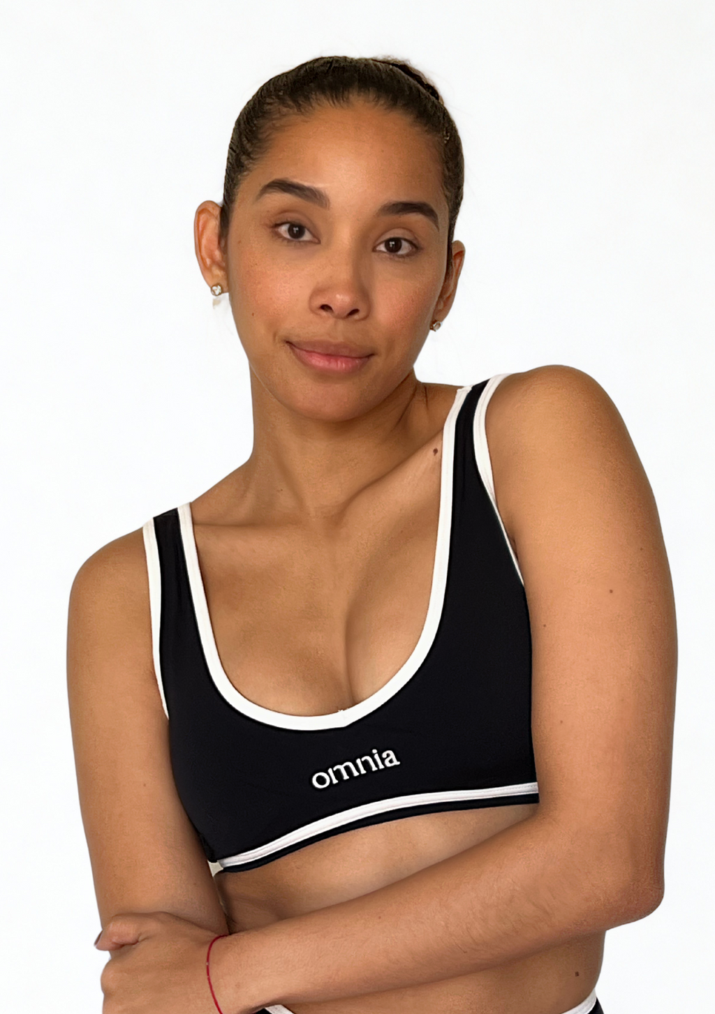 top deportivo negro para mujer con soporte medio, ideal para gimnasio