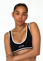 top deportivo negro para mujer con soporte medio, ideal para gimnasio