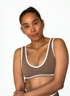 top deportivo cafe para mujer con soporte medio, ideal para gimnasio
