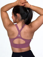 top deportivo burdeo para mujer con soporte medio, ideal para gimnasio