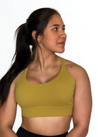 top deportivo verde oliva para mujer con soporte medio, ideal para gimnasio
