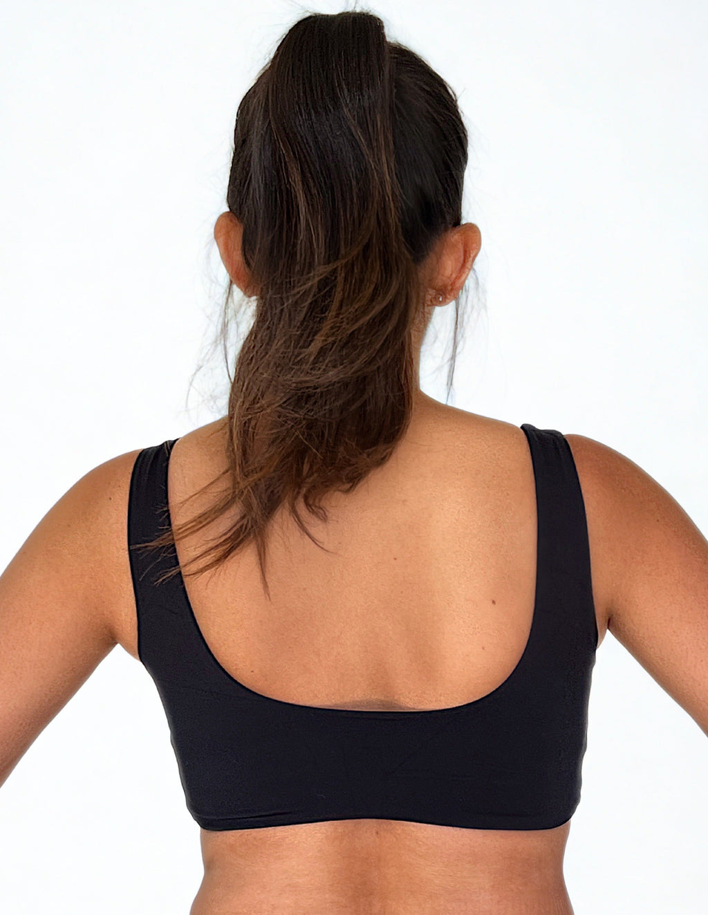 top deportivo negro para mujer con soporte medio, ideal para gimnasio