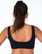 top deportivo negro para mujer con soporte medio, ideal para gimnasio