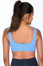 top deportivo celeste para mujer con soporte medio, ideal para yoga y pilates